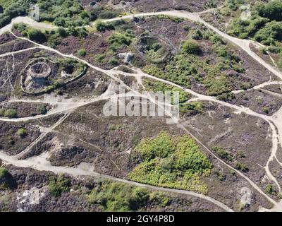 Vecchie rovine minerarie sul sentiero bissoe tra united Downs e Unity Woods cornwall uk Foto Stock