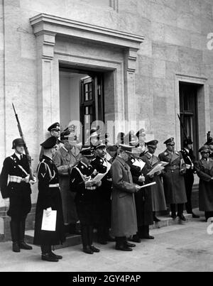 Da sinistra: Sepp Dietrich, Heinrich Himmler, Adolf Hitler, Hermann Göring, Joseph Goebbels, Martin Bormann e Heinrich Hoffmann. Nella fila posteriore, da sinistra, Wilhelm Keitel, il ministro del Reich Wilhelm Frick, Walther von Brauchitsch e il leader laburista del Reich Hierl. [traduzione automatizzata] Foto Stock