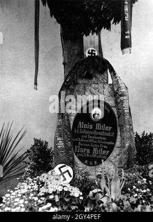 La tomba dei genitori di Adolf Hitler, Klara e Alois Hitler in un cimitero di Leonding vicino a Linz. [traduzione automatizzata] Foto Stock