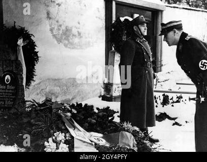 Il Capo dello staff di SA Viktor Lutze ha approfittato di una visita al SA Group Alpenland per deporre una corona alla tomba dei genitori di Adolf Hitler, Klara e Alois, a Leonding vicino a Linz. [traduzione automatizzata] Foto Stock