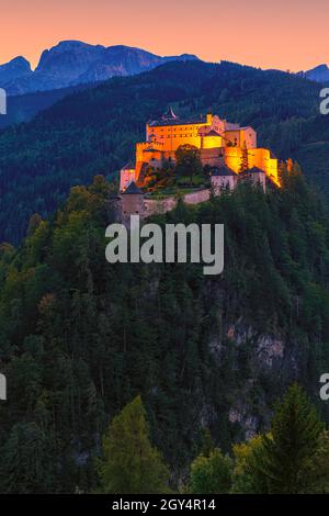 Castello di Hohenwerfen (tedesco: Festung Hohenwerfen, lit. 'Hohenwerfen Fortress') è un castello di roccia medievale, situato su un precipizio di 623 metri (2,044 piedi) Foto Stock