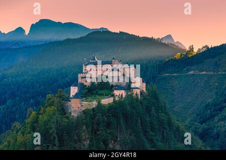 Castello di Hohenwerfen (tedesco: Festung Hohenwerfen, lit. 'Hohenwerfen Fortress') è un castello di roccia medievale, situato su un precipizio di 623 metri (2,044 piedi) Foto Stock