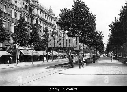 La fotografia mostra Tauentzienstraße a Berlino-Charlottenburg nel 1929 con alberi ancora giovani. Sulla sinistra la casa con il numero 9, in cui si trova un negozio di pellicce. [traduzione automatizzata] Foto Stock