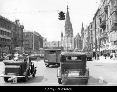 "La fotografia mostra Tauentzienstrasse a Berlino-Charlottenburg nel 1936. Una macchina dalla ''Tempelhof Driving School'' si trova proprio di fronte all'incrocio con Nürnberger Strasse. [traduzione automatizzata]' Foto Stock