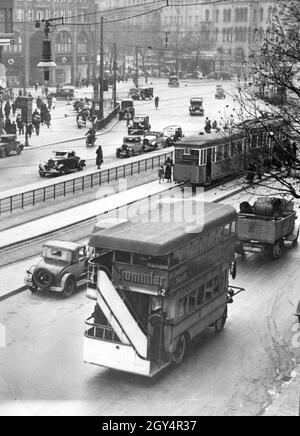 La fotografia mostra Tauentzienstraße a Berlino-Charlottenburg nel 1935, con il passaggio a Kurfürstendamm sullo sfondo. [traduzione automatizzata] Foto Stock