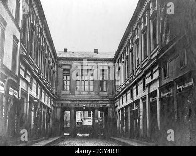 'La fotografia mostra il retro dell'edificio con la casa numero 76 in via Unter den Linden a Berlino, che aveva un passaggio nel Neue Wilhelmstraße (oggi Wilhelmstraße) e in cui si trova il ristorante ''Bella-Vista'. Questa fotografia è stata presa da Wilhelmstraße nel 1860. Sulla sinistra si trova un negozio di burro, sulla sinistra in negozio di W. Schlüter e un ''Cigarren-Lager'' di J.W.A. Schwarzbart. [traduzione automatizzata]' Foto Stock