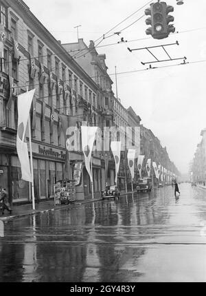 "La fotografia mostra gli edifici drappeggiati dalla bandiera a Wilhelmstrasse a Berlino-Mitte il 26 marzo 1941. C'è una ''IndanFratelli House'' sulla strada. Il giorno successivo, il ministro degli Esteri giapponese Matsuoka Yosuke e Adolf Hitler si incontrarono nella Cancelleria del nuovo Reich. [traduzione automatizzata]' Foto Stock