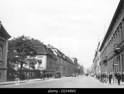 La fotografia mostra la Cancelleria del Reich Vecchio e il Foreign Office (a sinistra) su Wilhelmstrasse e l'Ordenspalais su Wilhelmplatz (a destra) a Berlino-Mitte nell'estate del 1932. La vista è verso Unter den Linden, con il lussuoso Hotel Adlon all'angolo sinistro. [traduzione automatizzata] Foto Stock