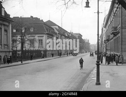 La fotografia mostra la vita quotidiana su Wilhelmstraße a Berlino-Mitte nel 1932. Poco prima, vi erano state manifestazioni davanti alla Cancelleria del Reich (a sinistra) a causa della formazione del governo a lungo termine dopo le elezioni del Reichstag del novembre 1932. A destra si trovano gli edifici del Foreign Office. Sulla destra si trova l'Ordenspalais in Wilhelmplatz. [traduzione automatizzata] Foto Stock