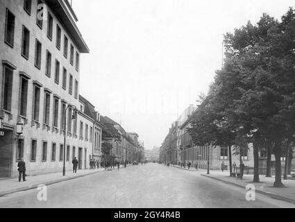 La foto mostra Wilhelmstrasse a Berlino-Mitte con le nuove e vecchie Cancellerie del Reich (lato sinistro della strada) e Wilhelmplatz e il Palazzo dell'Ordine (lato destro) nel 1932. [traduzione automatizzata] Foto Stock