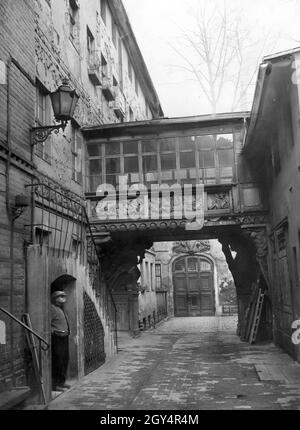 La fotografia mostra un vecchio cortile in una casa a Wilhelmstraße a Berlino-Mitte nel 1932. [traduzione automatizzata] Foto Stock