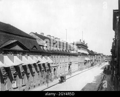 La fotografia mostra Wilhelmstraße a Berlino-Mitte nel 1881. Sulla sinistra si trova l'Ufficio degli Esteri nel palazzo al n° 76, e dal 1882 vi appartenne anche l'edificio accanto ad esso sulla destra, n° 75. Successivamente fu aggiunto il Palais Kellner. Più indietro è il Ministero reale della Casa al n° 73 (con le colonne del leone all'entrata, più successivamente il Palazzo del Presidente del Reich). Sullo sfondo il Wilhelmstraße attraversa la strada Unter den Linden. [traduzione automatizzata] Foto Stock