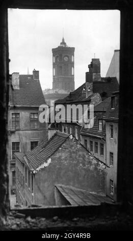 La fotografia è stata scattata il 16 ottobre 1934 da una finestra di una casa in piedi nel vicolo am Krögel a Berlino-Mitte. Al centro si trova la torre del Rathaus Rotes. [traduzione automatizzata] Foto Stock