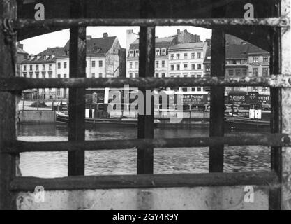 Questa fotografia è stata scattata nel 1934 attraverso una finestra barrata in una ex prigione che si trovava sul vicolo am Krögel a Berlino-Mitte. La vista si affaccia sul fiume Sprea, sulla riva opposta. [traduzione automatizzata] Foto Stock