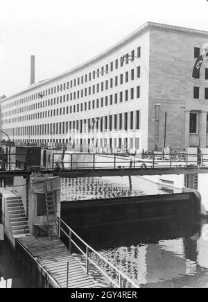 Nel 1937, una nuova serratura fu costruita nel Kupfergraben a Berlino-Mitte. Alle sue spalle, su Unterwasserstraße, si erge la casa su Werderscher Markt, che serviva come estensione alla Reichsbank, anche se ancora nella sua conchiglia. [traduzione automatizzata] Foto Stock