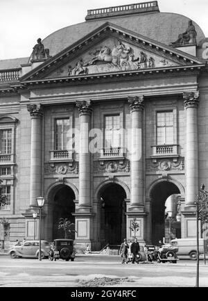 La fotografia mostra il portale principale della Staatsbibliothek zu Berlin su Unter den Linden a Berlino-Mitte nel 1937. Il marciapiede di fronte all'ingresso è stato strappato per fare posto ad un cantiere. [traduzione automatizzata] Foto Stock