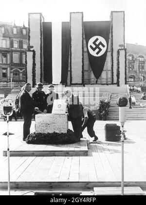 'Il 5 maggio 1934, la pietra di fondazione è stata posata per la casa sul Werderscher Markt a Berlino-Mitte, che ha servito come estensione alla Reichsbank. Al mattino, alcuni uomini, tra cui due membri della ''Leibstandarte SS Adolf Hitler'', hanno fatto i preparativi finali prima che la posa cerimoniale della pietra di fondazione si svolse nel pomeriggio con Adolf Hitler, Hjalmar Schacht e altre celebrità naziste di fronte a 6000 persone. [traduzione automatizzata]' Foto Stock