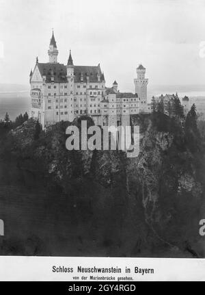 Vista dalla Marienbrücke alla facciata sud del Castello di Neuschwanstein. Sullo sfondo a sinistra scorre il Lech, a destra si trova il Bannwaldsee. Il fotografo Josef Stampfe ha scattato la foto nel 1911. [traduzione automatizzata] Foto Stock