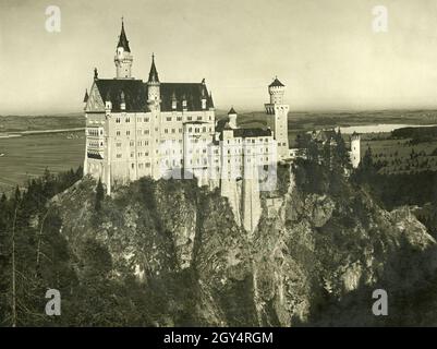 Vista dalla Marienbrücke alla facciata sud del Castello di Neuschwanstein. Sullo sfondo a sinistra scorre il Lech, a destra si trova il Bannwaldsee. La fotografia non ancora scattata della casa editrice d'arte di Max Stuffler di Monaco è stata probabilmente scattata intorno al 1900. [traduzione automatizzata] Foto Stock