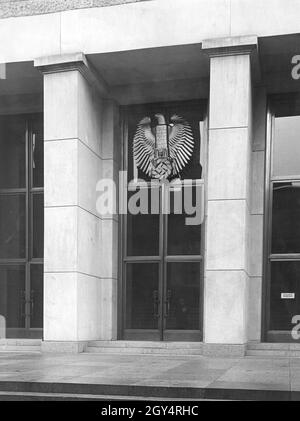 'La fotografia mostra l'ingresso principale della casa sul Werderscher Markt, che serviva come estensione alla Reichsbank. Un'aquila di Reich è imbiasionata sopra l'entrata, così come su ogni maniglia della porta. La fotografia è stata scattata il 11 novembre 1940 a Berlino-Mitte e doveva essere approvata dal ''Ministero Reich per l'illuminazione pubblica e Propaganda'' prima di poter essere utilizzata. [traduzione automatizzata]' Foto Stock