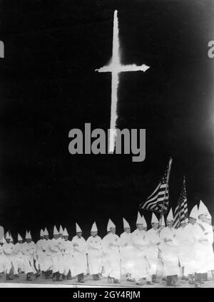 I membri del Ku Klux Klan bruciano una croce ad Arlington, Virginia, alla conclusione di una marcia di due giorni a Washington, D.C. (registrazione non registrata) [traduzione automatica] Foto Stock