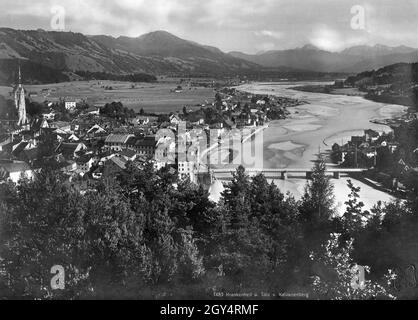 "Vista dal Kalvarienberg a Bad Tölz, l'Isar e l'Isarwinkel. Sulla sinistra si può vedere la torre della chiesa di Mariä Himmelfahrt. Le cime della montagna sullo sfondo (da sinistra a destra): Geierstein, Juifen, Demeljoch, Dürrnbergjoch, Dürrnberg. La fotografia è stata scattata dallo studio fotografico ''Würthle und Sohn Nachf. GES.m.H.B.'' a Salisburgo. La foto sommersa deve essere stata scattata prima della ristrutturazione del Marienstift (centro della foto, al ponte Isar) nel 1905, probabilmente intorno al 1900. [traduzione automatizzata]' Foto Stock