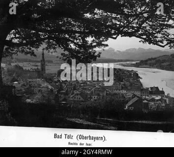 La vista dal Kalvarienberg è di Bad Tölz con la Chiesa dell'Assunzione della Vergine Maria e l'Isar con le sue sponde di ghiaia. Foto dell'anno 1911. [traduzione automatizzata] Foto Stock