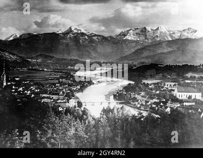 La foto del 1929 mostra la vista dal Kalvarienberg a Bad Tölz, l'Isar e l'Isarwinkel. A sinistra si trova la torre della chiesa dell'Assunzione della Vergine Maria, a destra la chiesa francescana. Le cime di montagna sullo sfondo (da sinistra a destra): Juifen, Demeljoch, Dürrnbergjoch, Dürrnberg. [traduzione automatizzata] Foto Stock