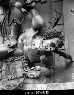 Questa fotografia del 1926 mostra una sezione del gruppo di San Michele presso la Zeughaus di Augusta, creata dallo scultore Hans Reichle tra il 1602 e il 1607. Lucifero può essere visto essere spinto a terra dall'arcangelo Michele. [traduzione automatizzata] Foto Stock