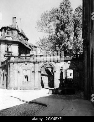 La fotografia mostra la porta del Giardino di Corte a Ludwigstraße a Bayreuth, che conduce al Giardino di Corte del Palazzo nuovo. Sulla destra di fronte si trova la fontana dei trofei. La foto non ancora scattata è stata probabilmente scattata intorno al 1930. [traduzione automatizzata] Foto Stock