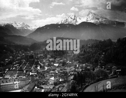 Vista della città di Berchtesgaden dal Lockstein con il Castello reale (in basso a sinistra), l'Hirschenhaus sulla piazza del mercato (accanto ad esso a destra) e la Chiesa francescana. Nella foto scattata il 11 maggio 1937, la catena alpina innevata è visibile sullo sfondo (da sinistra a destra): Funtenseetauern, Schönfeldspitze, Watzmann e Grünstein (direttamente di fronte). [traduzione automatizzata] Foto Stock