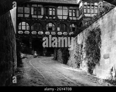 La foto del 1925 mostra la Fürstenbau sulla teste Coburg, residenza del duca Carl Eduard di Sassonia-Coburg e Gotha. La foto è stata scattata dal fotografo di corte reale E. Bieber dal passaggio proveniente dall'ingresso alle teste. [traduzione automatizzata] Foto Stock