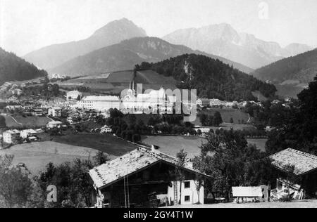 La foto mostra la vista dall'Oberherzogberg (o via am Herzogberg) a Berchtesgaden con il Castello reale, la Collegiata e la Chiesa Parrocchiale di Sant'Andrea nel centro. Sullo sfondo si possono vedere il Großer Rauhenkopf (a sinistra) e il Berchtesgadener Hochthron (a destra). Foto non scattate dalla casa editrice d'arte di Max Stuffler di Monaco, probabilmente scattate intorno al 1920. [traduzione automatizzata] Foto Stock