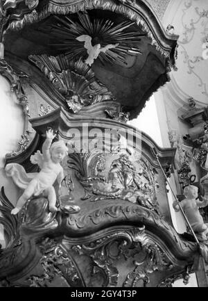 Questa fotografia, scattata il 6 febbraio 1936, mostra il pulpito barocco nella chiesa parrocchiale di San Pietro e Paolo a Oberammergau. [traduzione automatizzata] Foto Stock