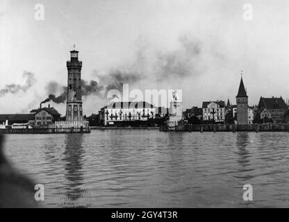 La foto mostra l'ingresso al porto di Lindau sul Lago di Costanza, delimitato dal nuovo Faro e dal Leone bavarese. Più a destra si trova il Mangturm. Sull'estrema sinistra, fumetti fumano sul terreno della stazione ferroviaria. L'edificio al centro della foto è l'Hotel Bayerischer Hof, più a destra si può vedere l'Hotel Reutemann. Foto non scattata dalla casa editrice d'arte di Max Stuffler di Monaco, probabilmente scattata intorno al 1910. [traduzione automatizzata] Foto Stock