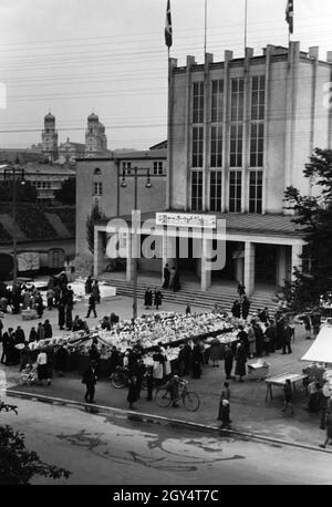 'Di fronte alla Nibelungenhalle sulla Kleiner Exerzierplatz a Passau, i mercanti hanno allestito le loro bancarelle nel 1943 e offrono i loro piccoli prodotti in vendita. Sopra l'ingresso della sala è scritto: ''alle bancarelle di vendita merci nella sala''. La Cattedrale di Passau è visibile sullo sfondo sulla sinistra. [traduzione automatizzata]' Foto Stock