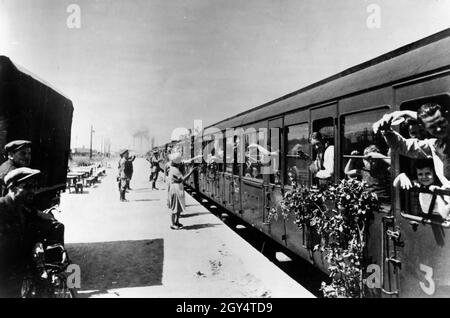 Una volta evacuati dal governo francese, i residenti alsaziani e lorenesi vengono ora trasportati indietro nelle regioni occupate. Nella foto: Un treno con rifugiati è appena arrivato a Saint-Diziers. [traduzione automatizzata] Foto Stock