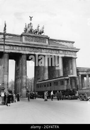 "Il trasporto ferroviario con cui l'armistizio fu firmato a Compiègne nel 1918 passa per la porta di Brandeburgo a Berlino. In occasione del 'Day of the Wehrmacht' Hitler fece esporre la carrozza nel Lustgarten e la aprì per la visione da parte del pubblico. [traduzione automatizzata]' Foto Stock