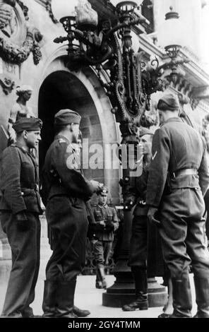 I soldati della Wehrmacht tedesca visitano l'Opera di Parigi nella Francia occupata. [traduzione automatizzata] Foto Stock