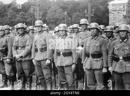 Seconda guerra mondiale: Truppe tedesche Wehrmacht in una sfilata di vittoria a Parigi occupata in occasione della resa della Francia. Nella foto un reggimento di fanteria i cui soldati ricevono la Croce di ferro come premio coraggioso. [traduzione automatizzata] Foto Stock