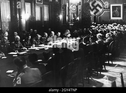 Sessione di apertura della Commissione armistizio franco-tedesca presso l'Hotel Nasauer Hof di Wiesbaden. A sinistra, la delegazione tedesca con il suo presidente generale der Infanterie Carl-Heinrich von Stülpnagel (5° da sinistra). Alla sua sinistra il tenente generale Nieth, più a destra il tenente colonnello Hermann Böhme e il tenente generale Helmuth Förster. Sul lato destro del tavolo, i rappresentanti francesi guidati dal generale dell'esercito Charles Huntzinger. [traduzione automatizzata] Foto Stock