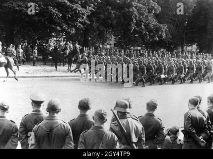 Seconda guerra mondiale: Truppe tedesche Wehrmacht in una parata di vittoria a Parigi occupata in occasione della resa della Francia: Qui di fronte al generale Kurt von Briesen (a sinistra, a cavallo) in Avenue de Foche. [traduzione automatizzata] Foto Stock