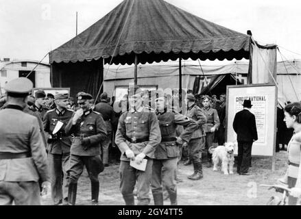 Soldati della Wehrmacht tedesca dopo una visita al circo nella Francia occupata. [traduzione automatizzata] Foto Stock