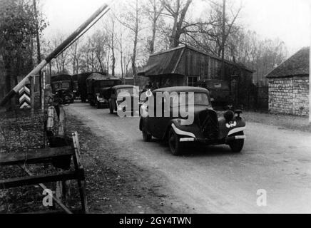 Guardie di frontiera sulla linea di demarcazione tra la Francia settentrionale e meridionale: Le truppe Wehrmacht in viaggio verso la Francia non occupata. [traduzione automatizzata] Foto Stock