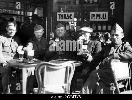 Seconda Guerra Mondiale: Fronte Occidentale. I rifugiati e i prigionieri dei paesi del Benelux vengono riportati dalla Francia occupata nei rispettivi paesi d'origine: I soldati belgi bevono una birra alla Gare du Nord. [traduzione automatizzata] Foto Stock