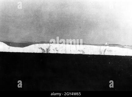 Le truppe tedesche si preparano sulla costa della Manica in estate e autunno del 1940 per l'operazione Sea Lion, una prevista invasione della Gran Bretagna via mare che non è mai stata effettuata: Vista a lungo raggio della costa della Manica. [traduzione automatizzata] Foto Stock