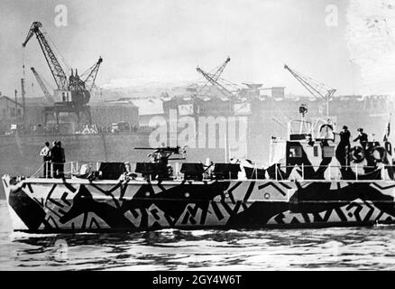 Le truppe tedesche si preparano sulla costa della Manica nell'estate e nell'autunno del 1940 per l'operazione Sea Lion, un'invasione pianificata della Gran Bretagna via mare che non è mai stata effettuata: Un minesweeper tedesco entra in un porto della Manica francese. [traduzione automatizzata] Foto Stock