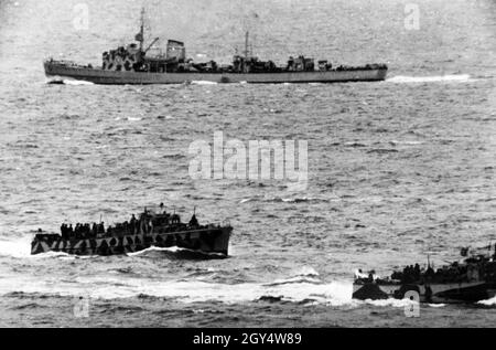 Le truppe tedesche si preparano sulla costa del canale nell'estate e nell'autunno del 1940 per l'operazione Sea Lion, un'invasione pianificata della Gran Bretagna via mare che non è mai stata effettuata: Le navi tedesche Kriegsmarine nella Manica. [traduzione automatizzata] Foto Stock