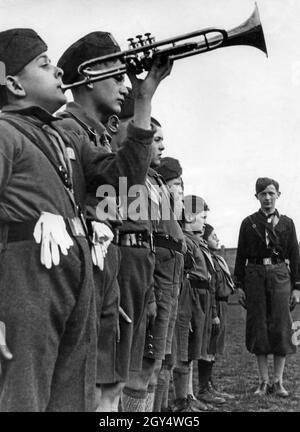 Un trombettista soffia per l'inizio del suo gruppo, tutti membri dell'organizzazione giovanile italiana Opera Nazionale Balilla. La fotografia è stata scattata nei pressi di Berlino nel 1934. [traduzione automatizzata] Foto Stock