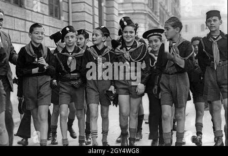 'Questi studenti sono in piedi il primo giorno del nuovo anno scolastico italiano 1939 (probabilmente a settembre) di fronte alla loro ''scuola reale'' (a sinistra nella foto), il Regio Liceo Ginnasio ''T. Tasso'' in Via Sicilia a Roma. Gli studenti indossano l'uniforme del fascista Opera Nazionale Balilla. [traduzione automatizzata]' Foto Stock